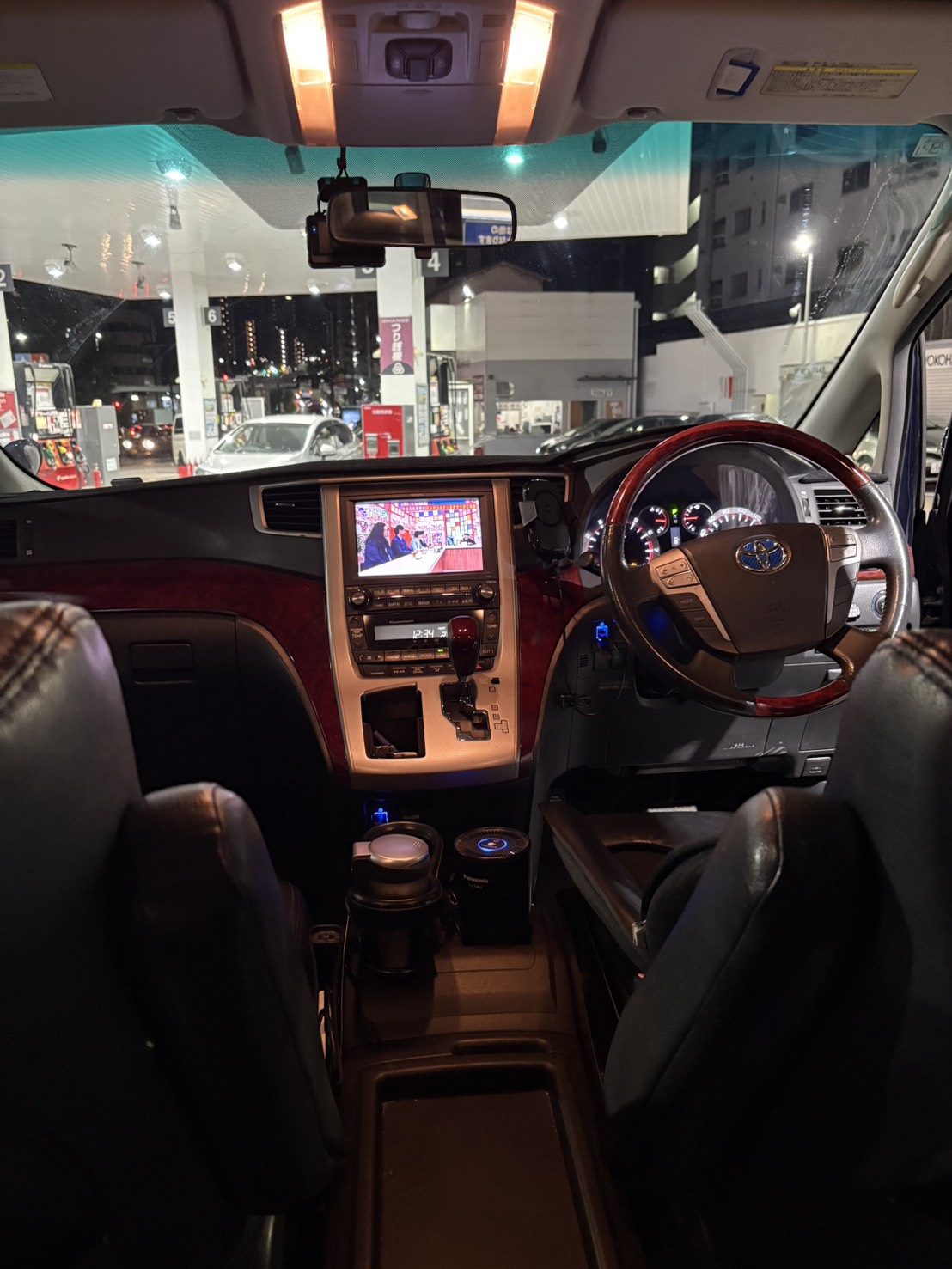 後部座席から見た運転席